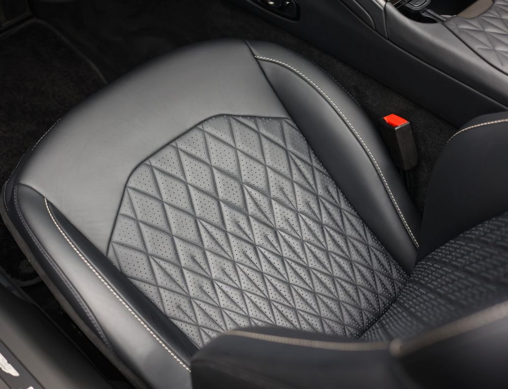 Aston Martin DB12 2025