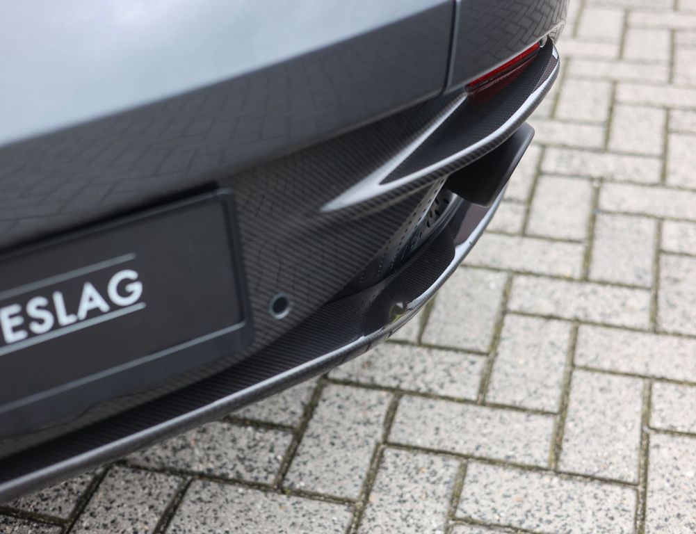 Aston Martin DB12 2025