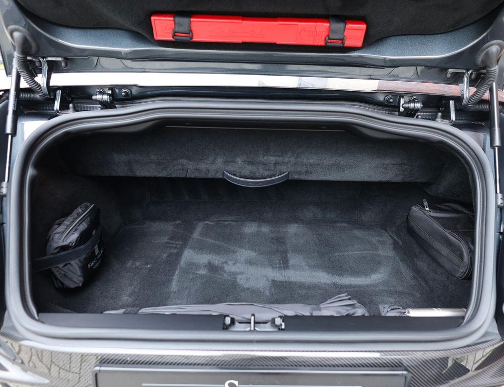 Aston Martin DB12 2025