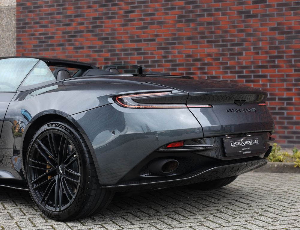 Aston Martin DB12 2025