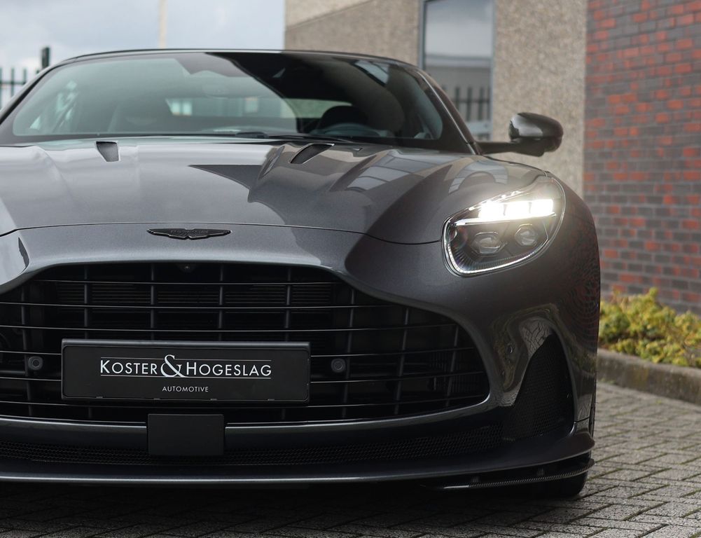 Aston Martin DB12 2025