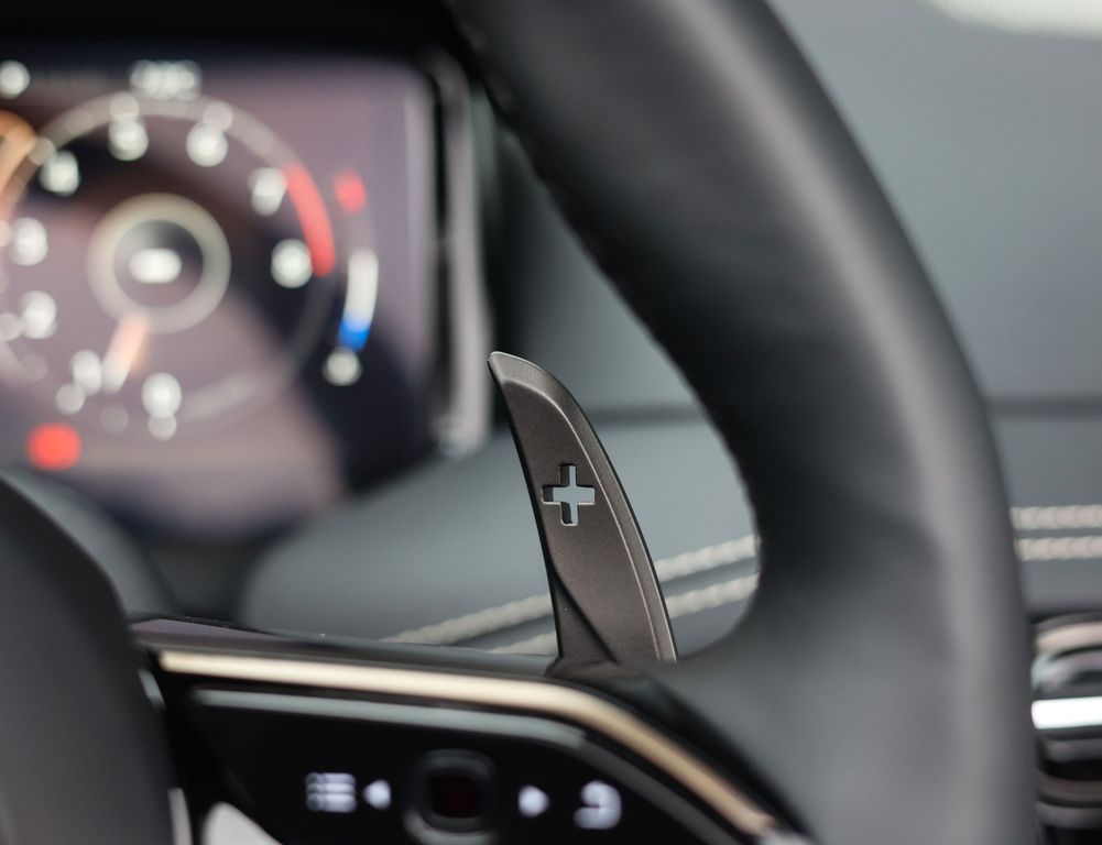 Aston Martin DB12 2025