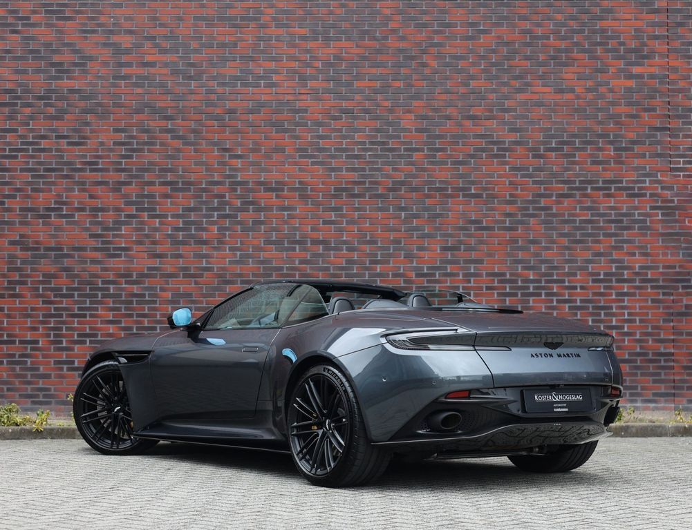 Aston Martin DB12 2025