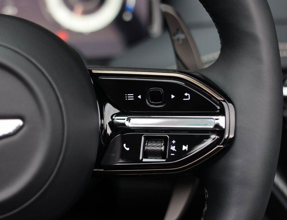 Aston Martin DB12 2025