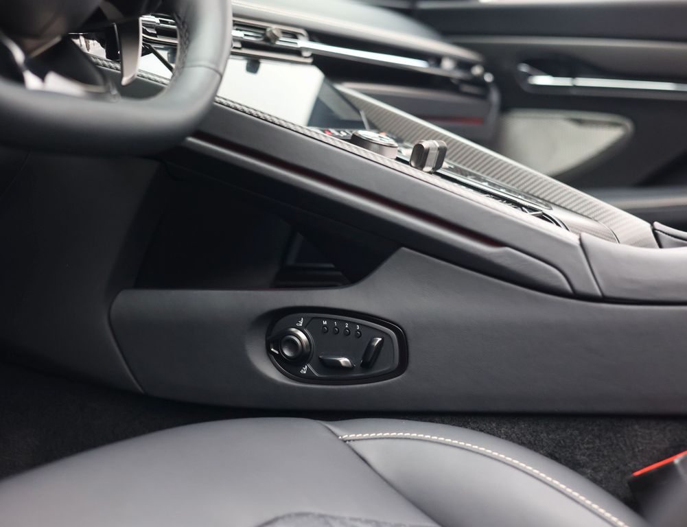 Aston Martin DB12 2025