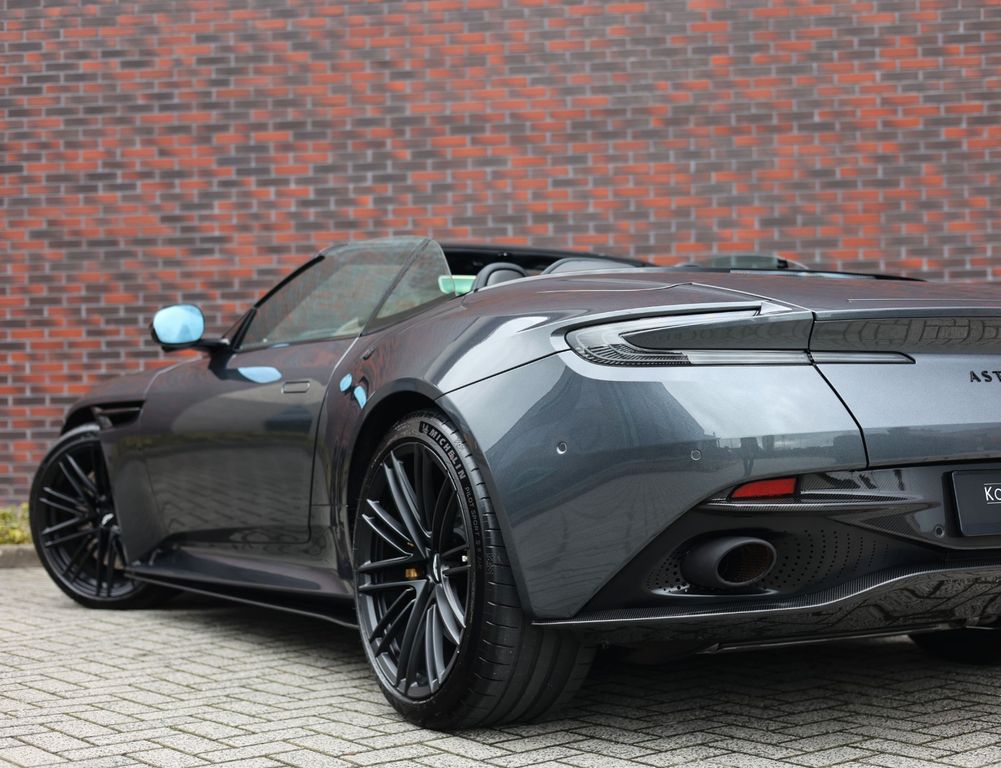 Aston Martin DB12 2025