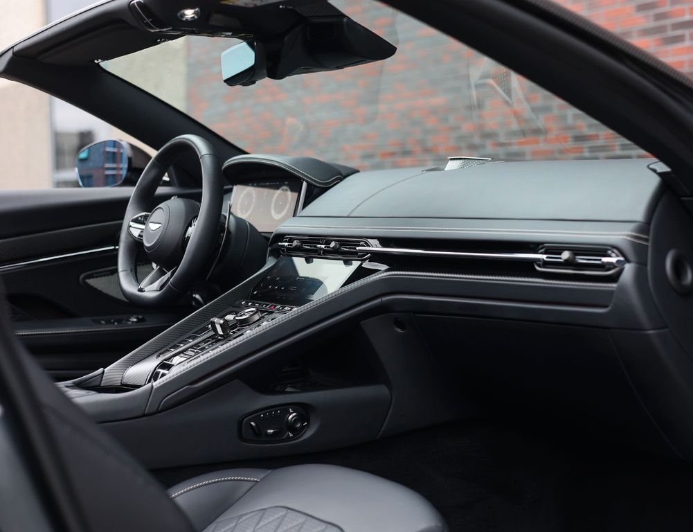 Aston Martin DB12 2025