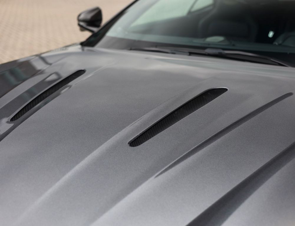 Aston Martin DB12 2025