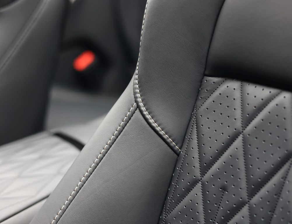 Aston Martin DB12 2025