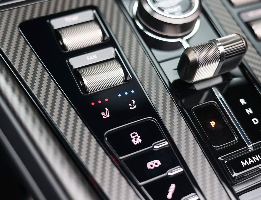 Aston Martin DB12 2025