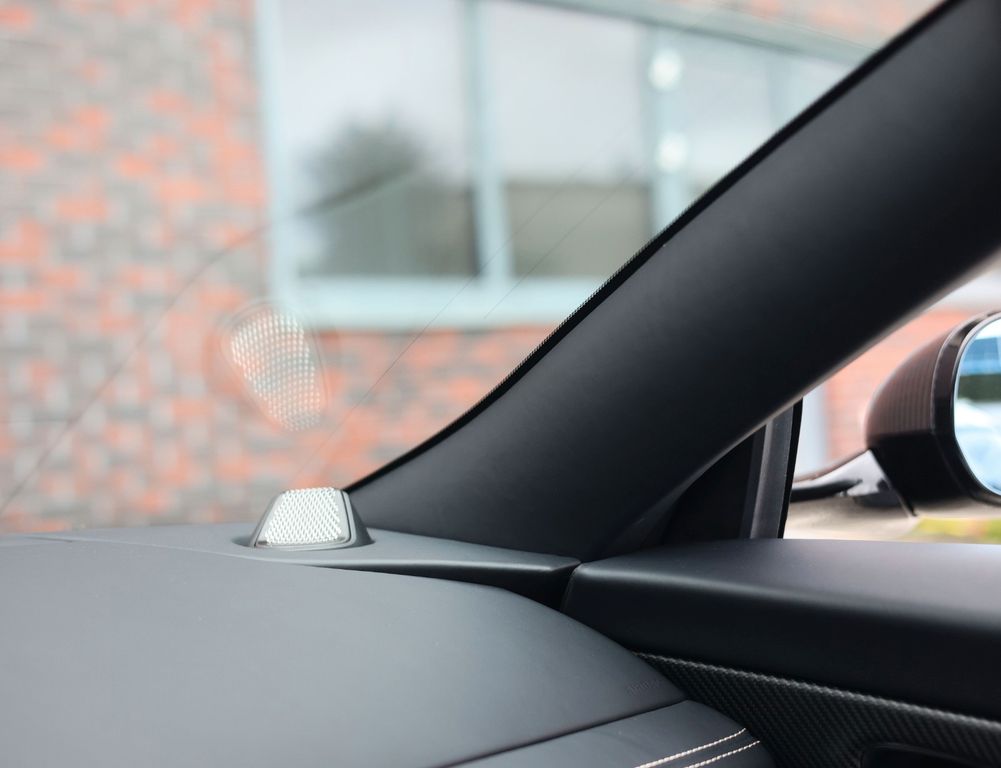 Aston Martin DB12 2025