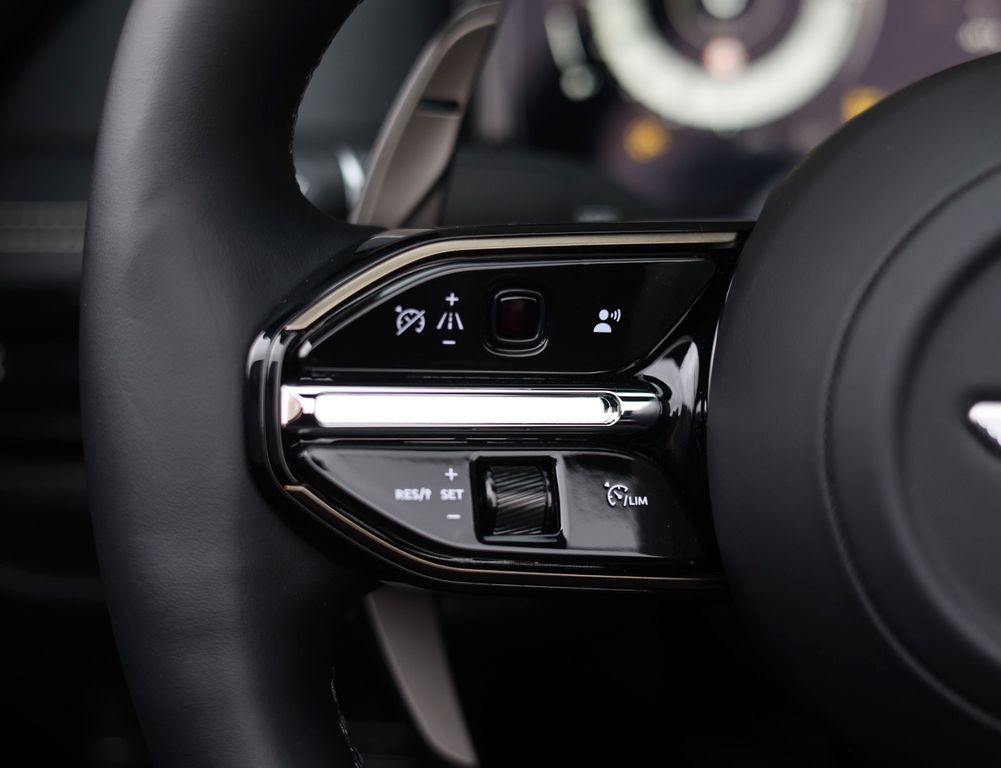 Aston Martin DB12 2025