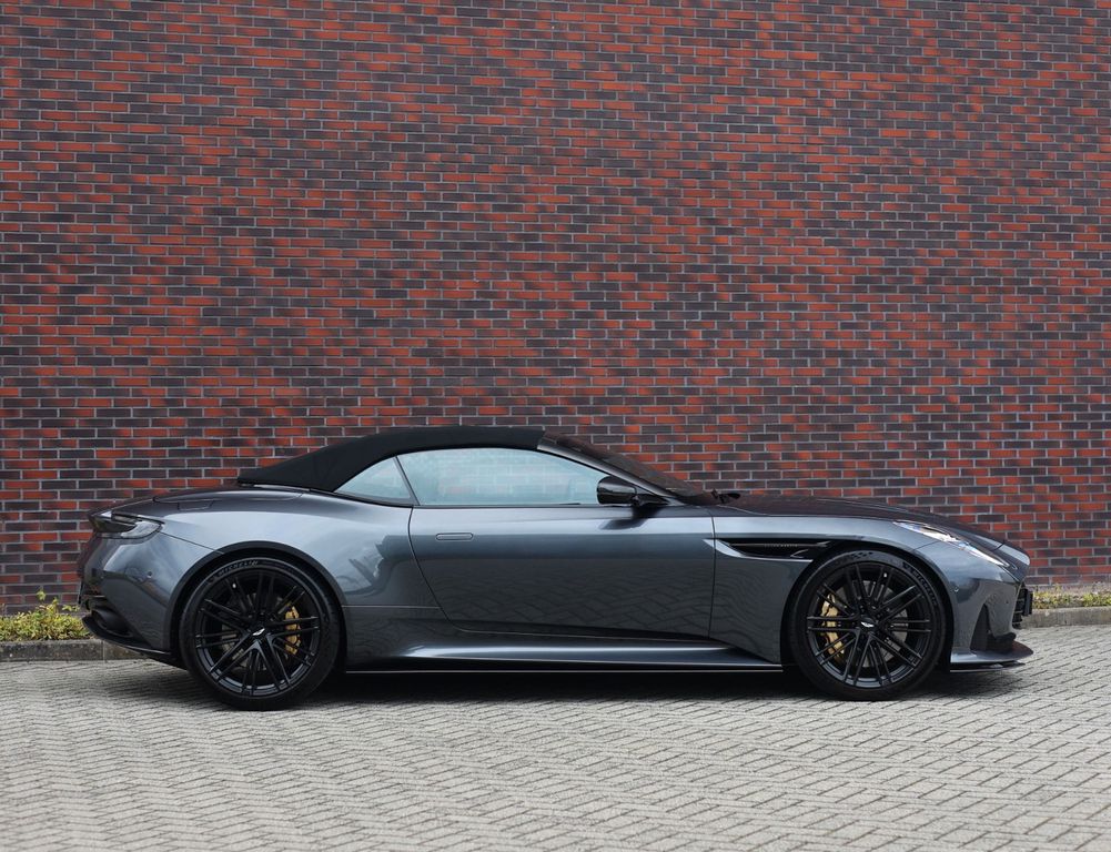 Aston Martin DB12 2025