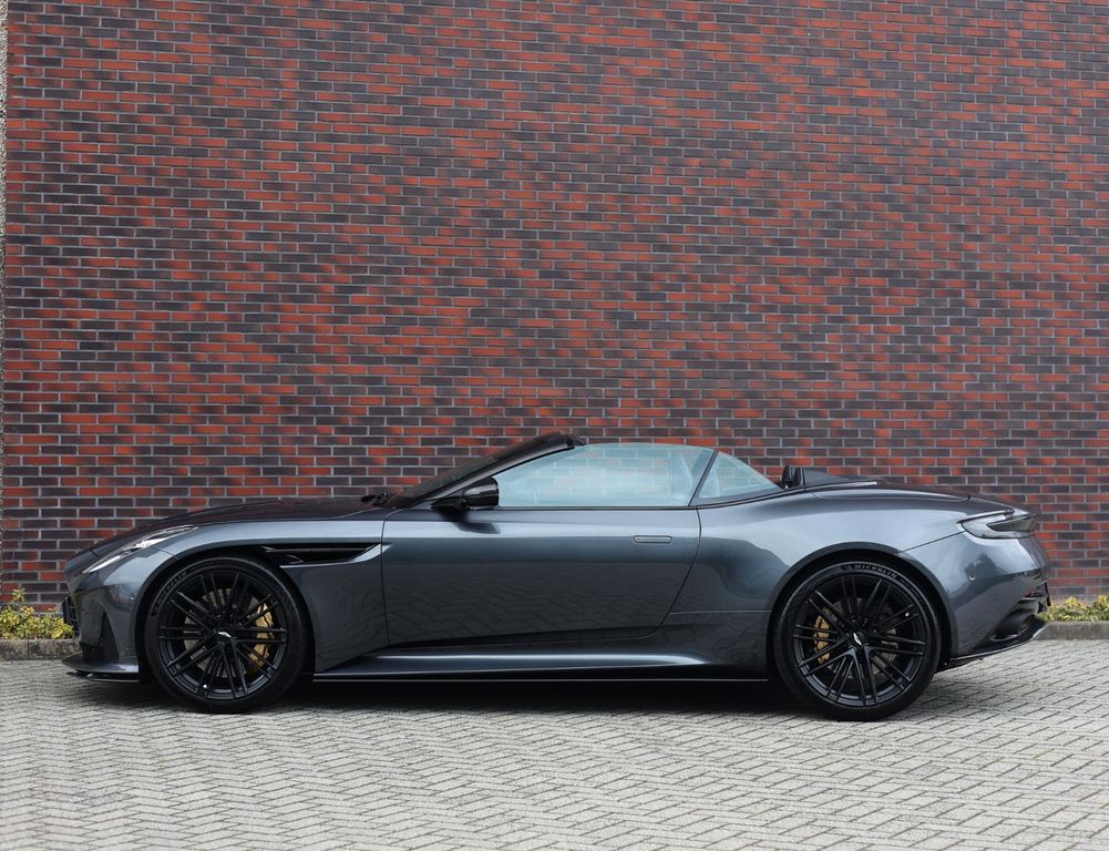 Aston Martin DB12 2025