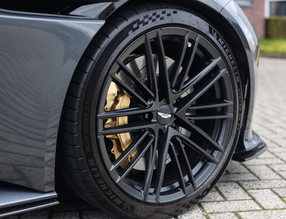 Aston Martin DB12 2025