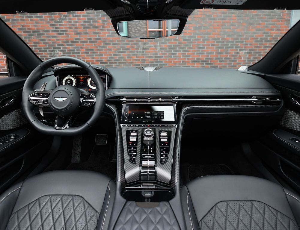 Aston Martin DB12 2025