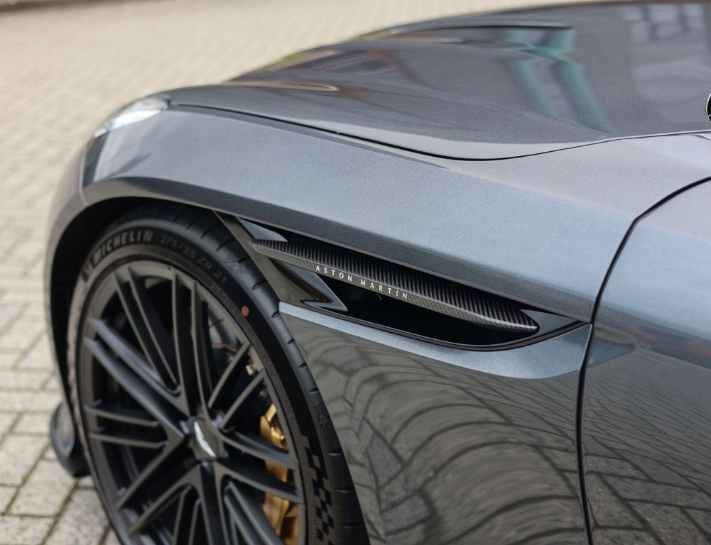 Aston Martin DB12 2025
