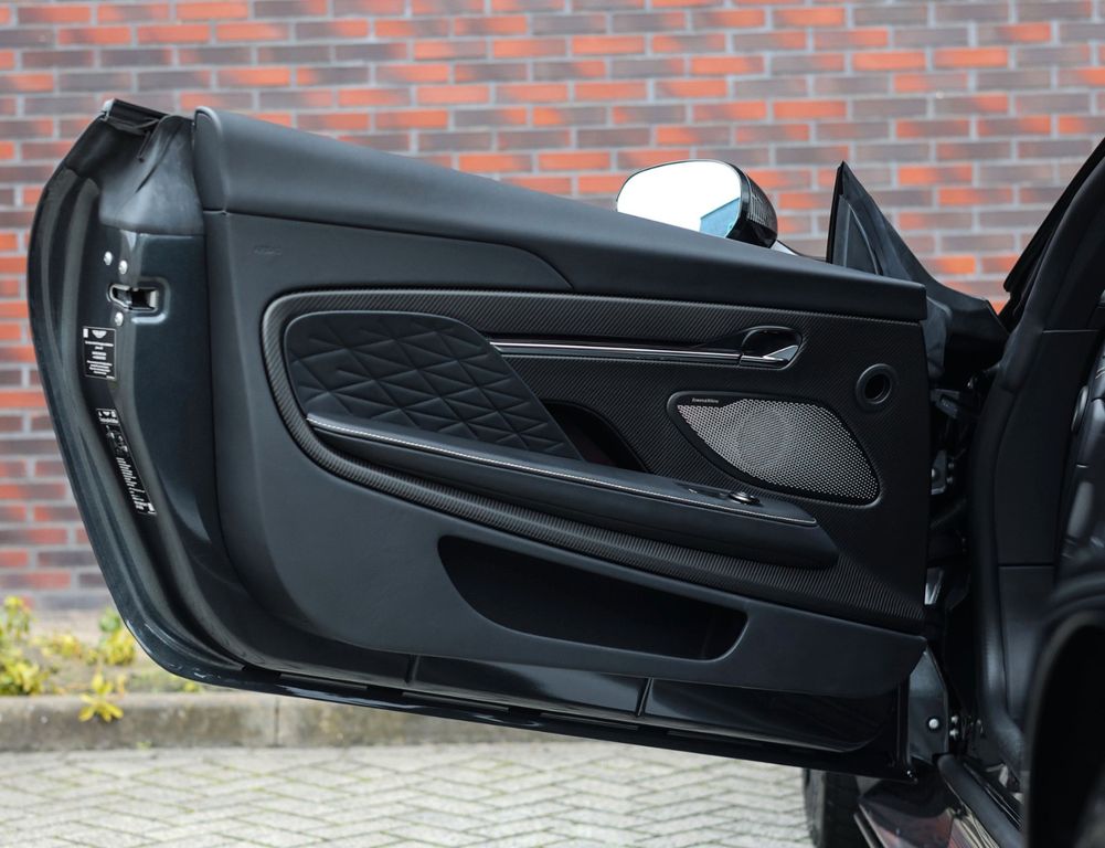 Aston Martin DB12 2025