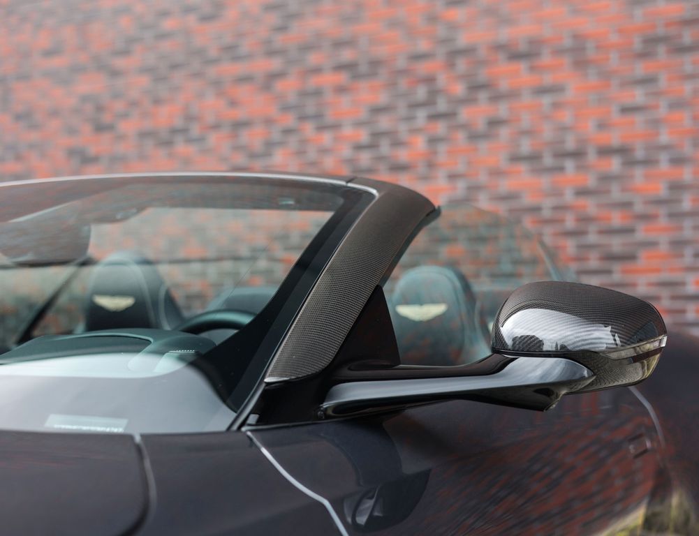 Aston Martin DB12 2025