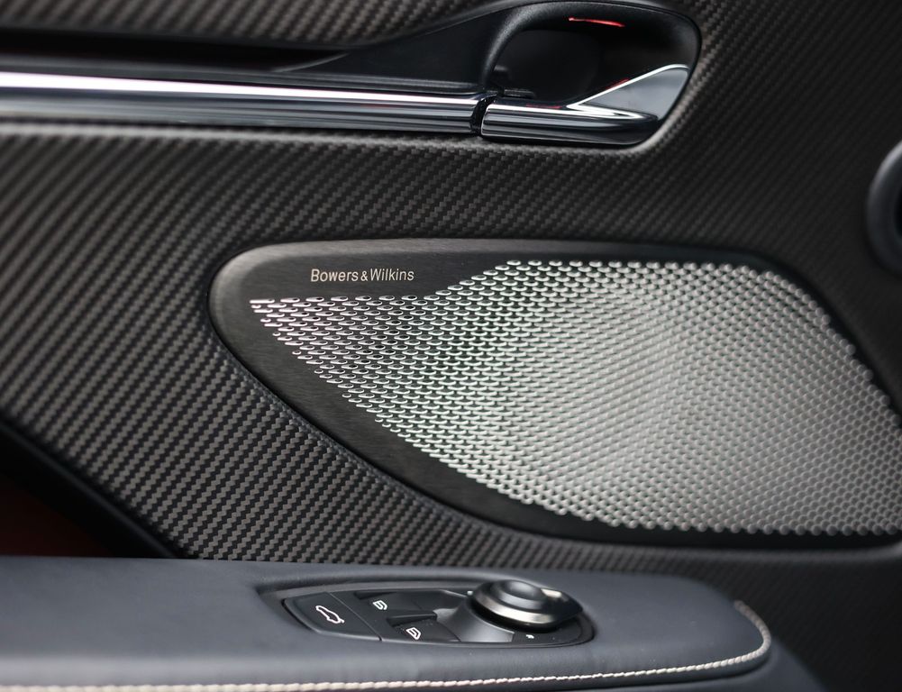 Aston Martin DB12 2025