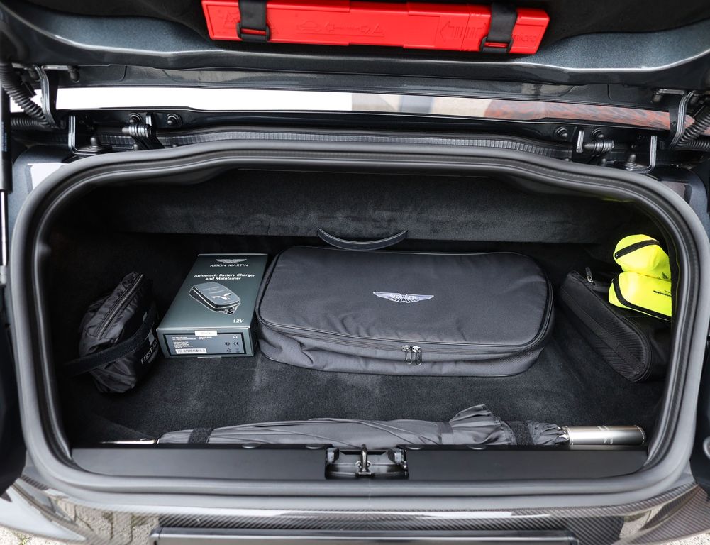 Aston Martin DB12 2025