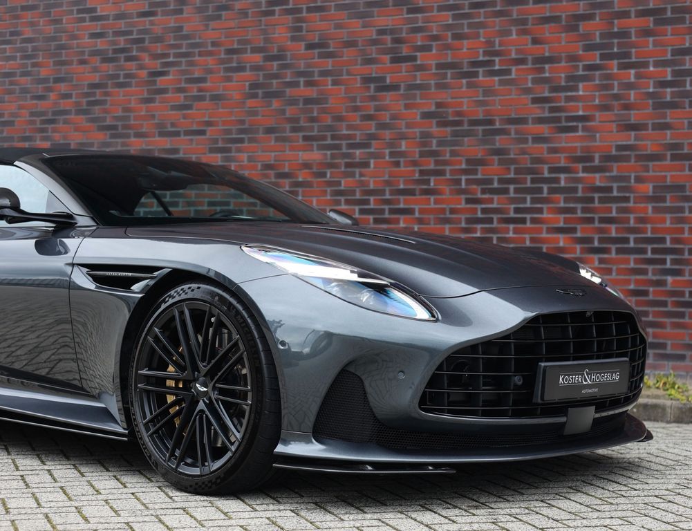 Aston Martin DB12 2025