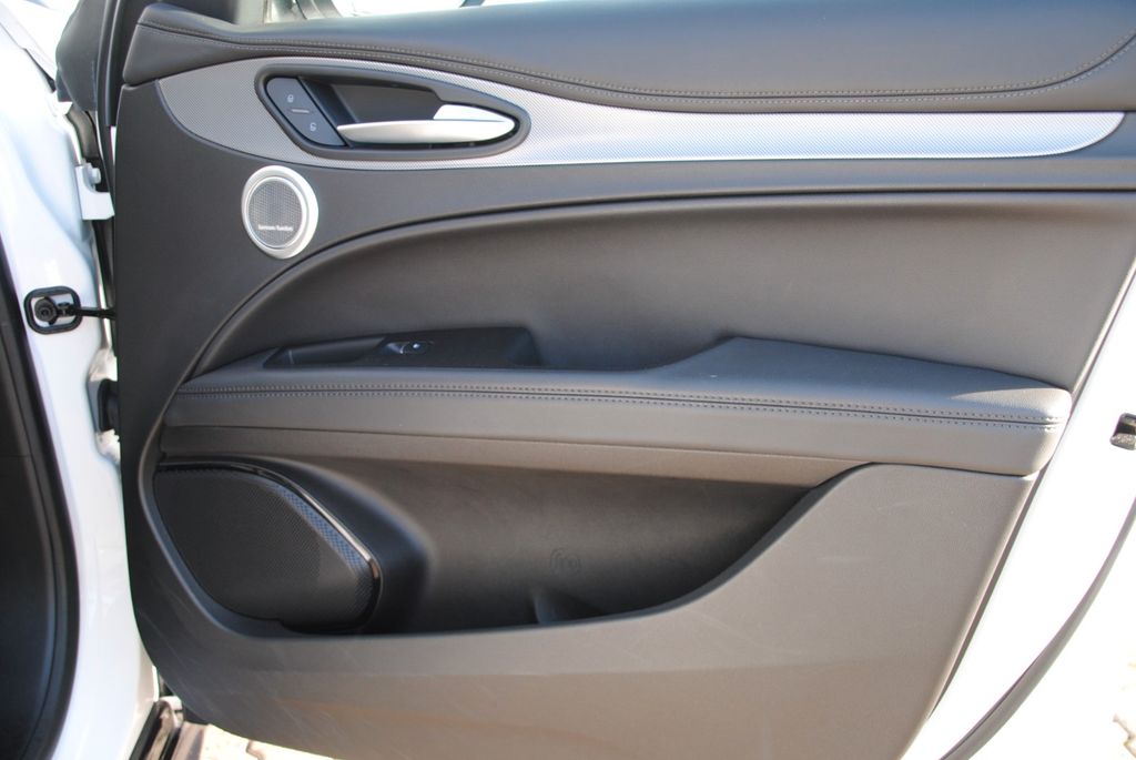 Alfa Romeo Stelvio 2023