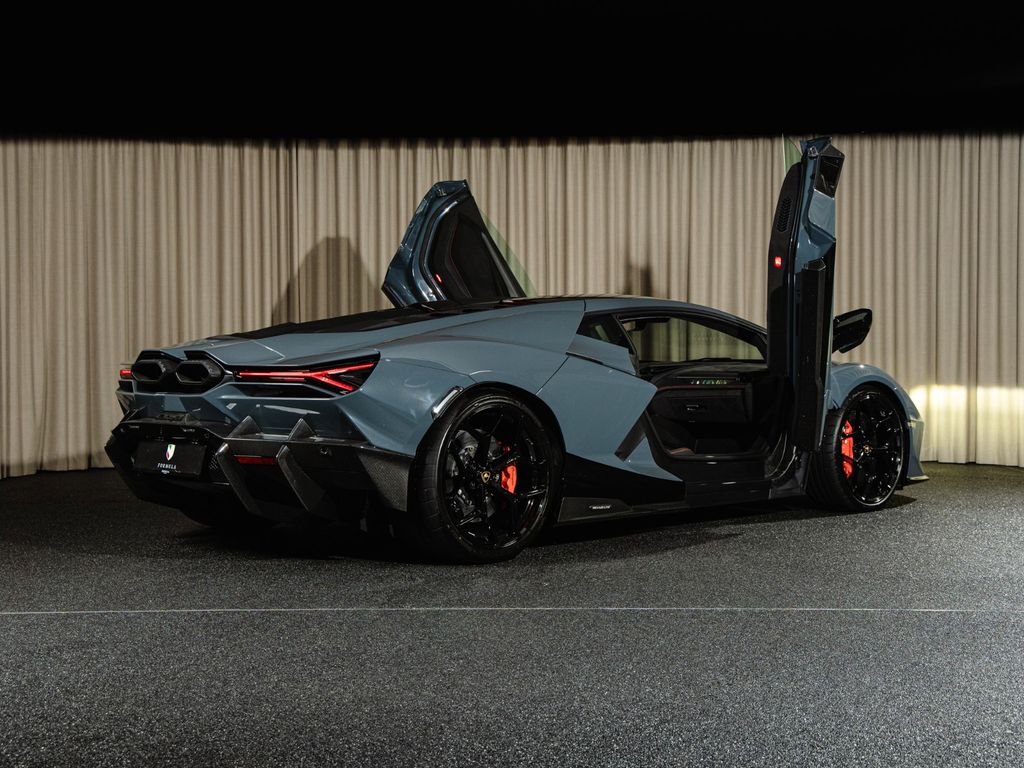 Lamborghini Revuelto 2024
