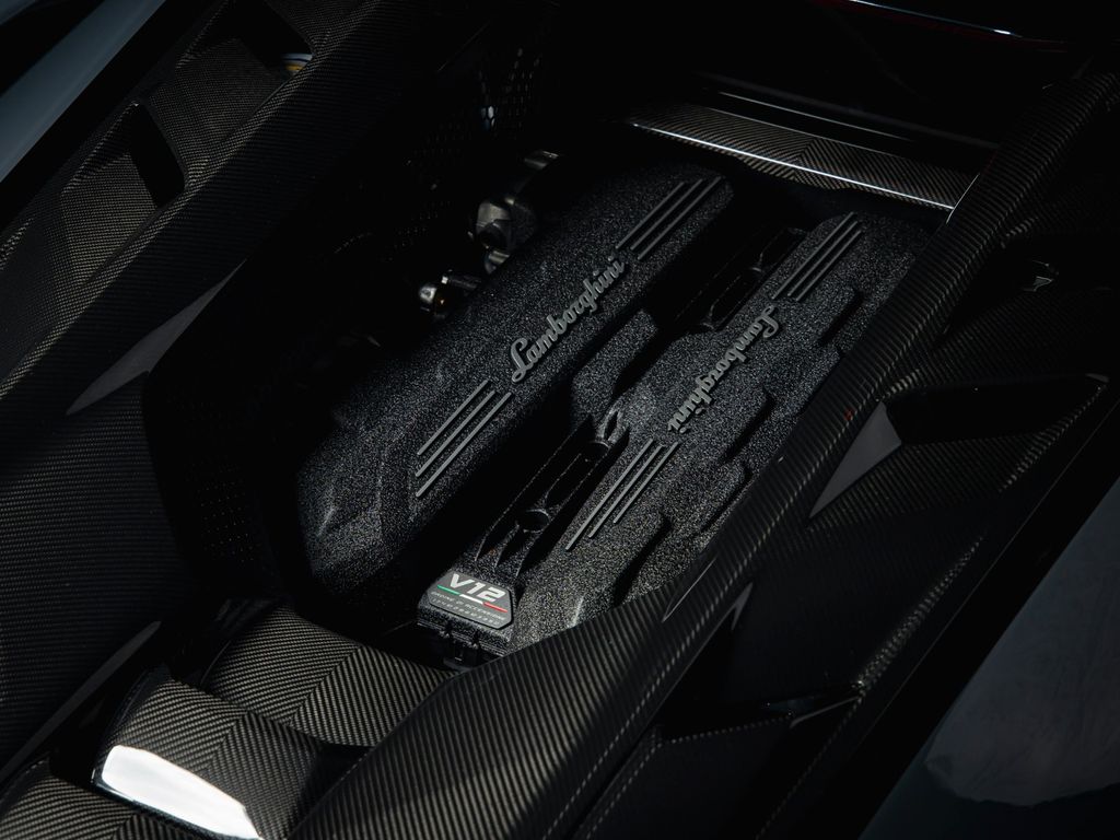 Lamborghini Revuelto 2024