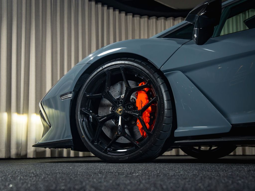 Lamborghini Revuelto 2024