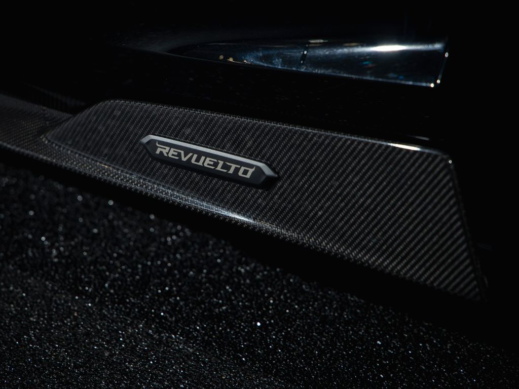 Lamborghini Revuelto 2024