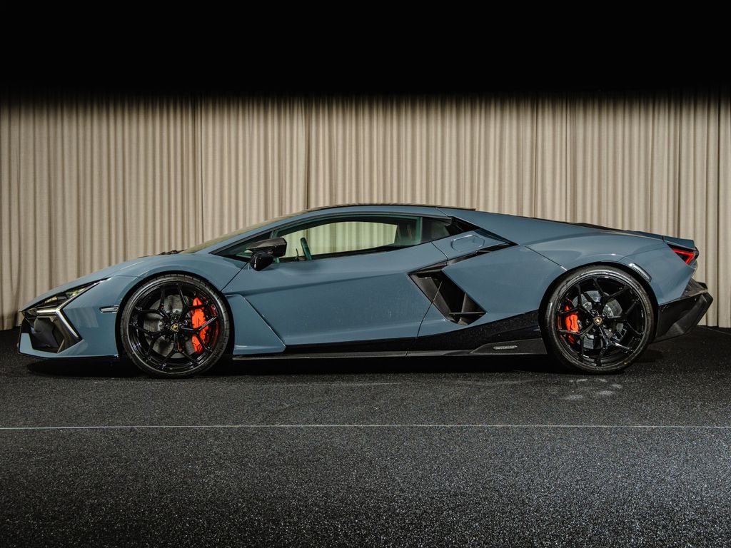 Lamborghini Revuelto 2024