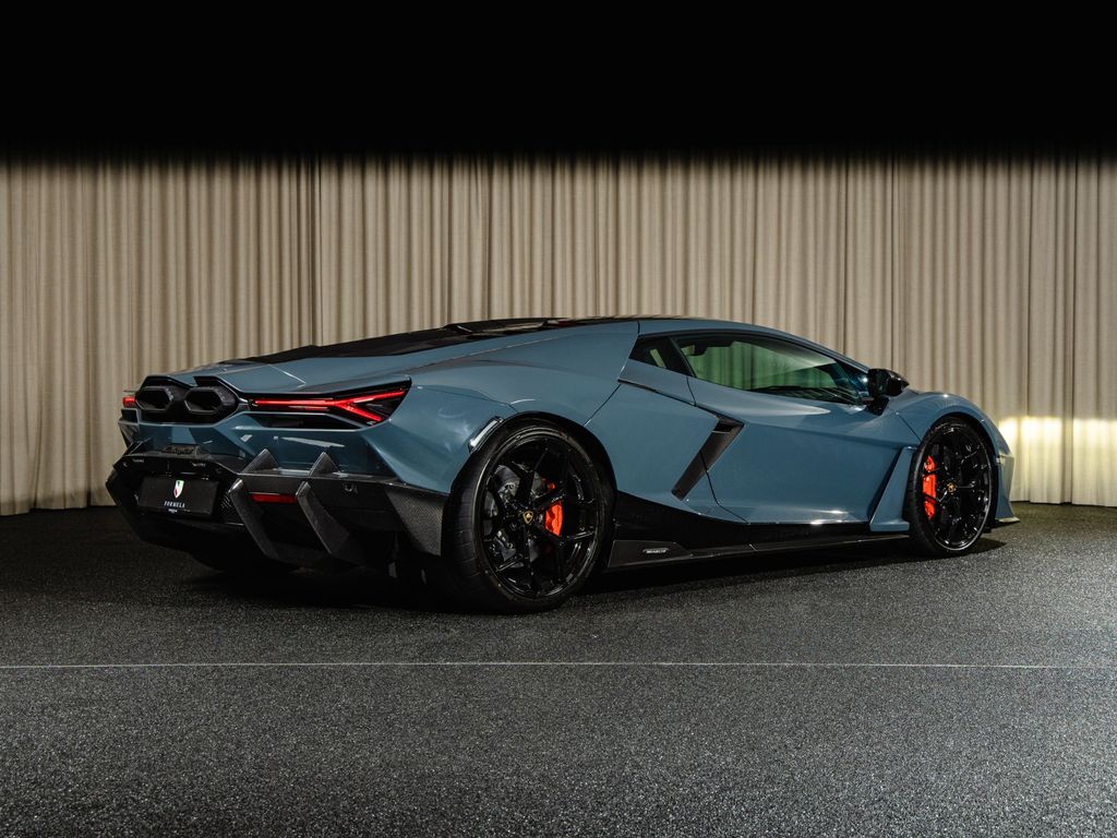Lamborghini Revuelto 2024