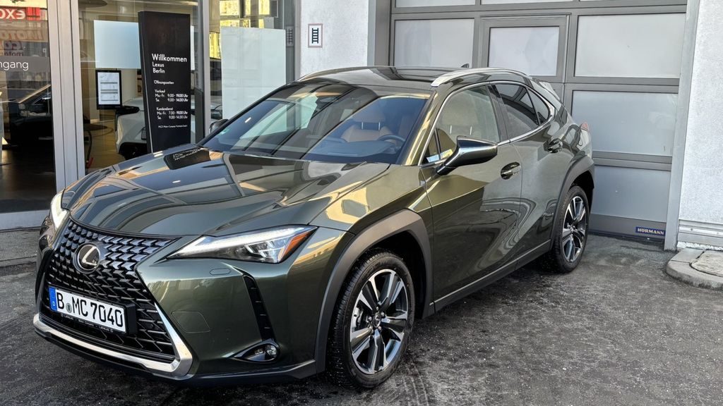 Lexus UX 2025