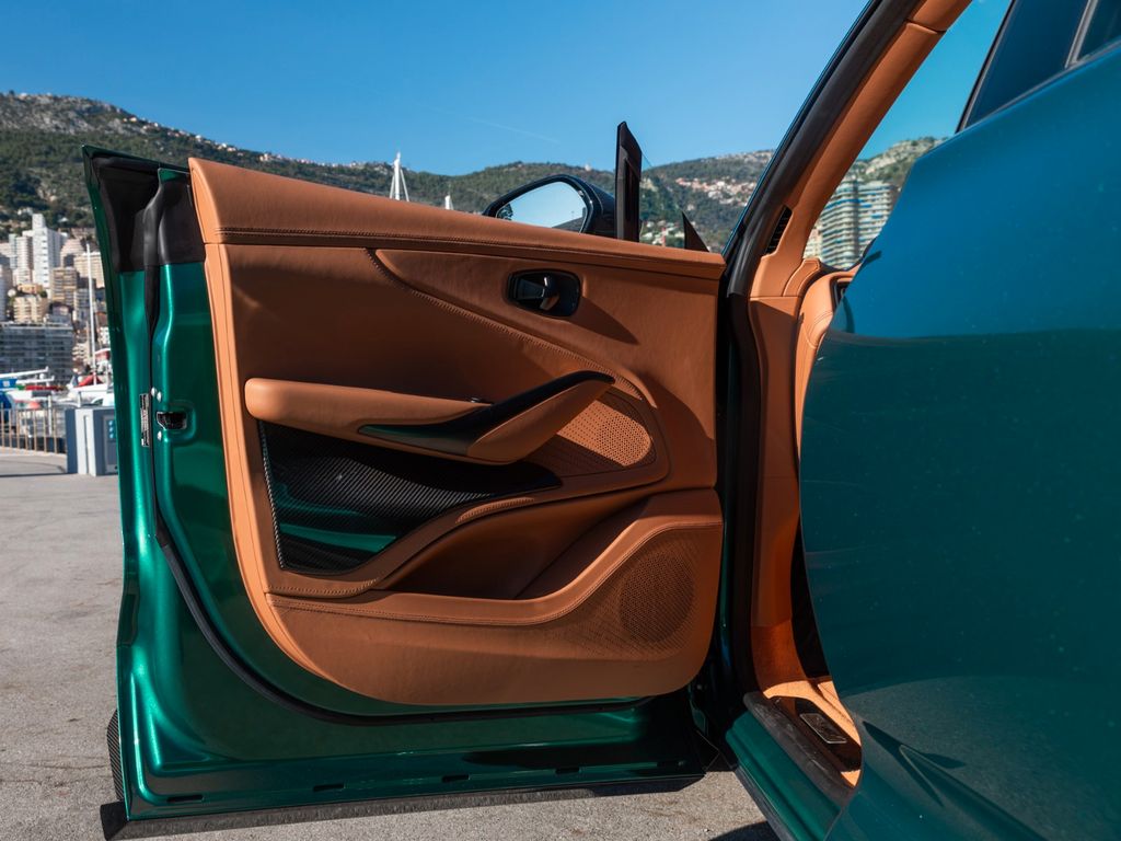 Aston Martin DBX 2024