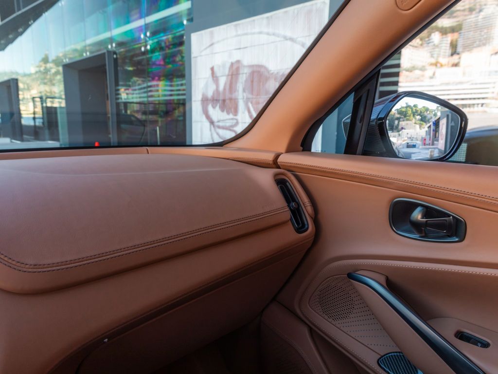 Aston Martin DBX 2024