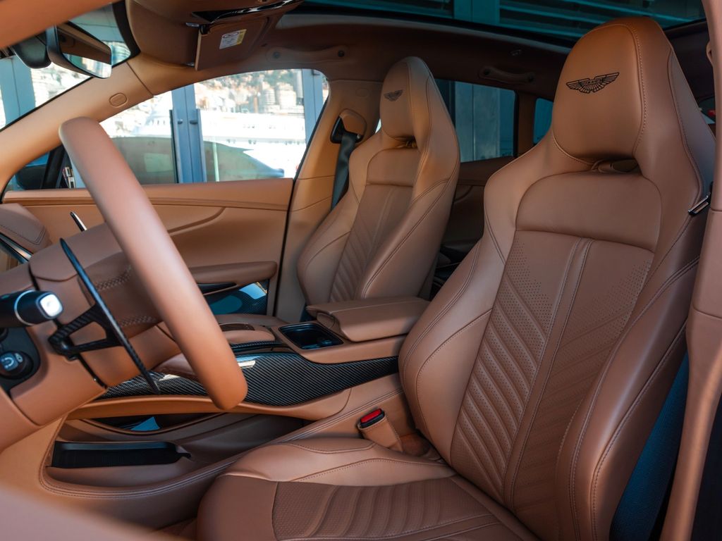 Aston Martin DBX 2024
