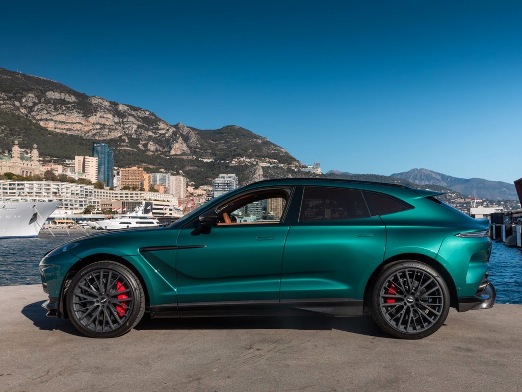 Aston Martin DBX 2024