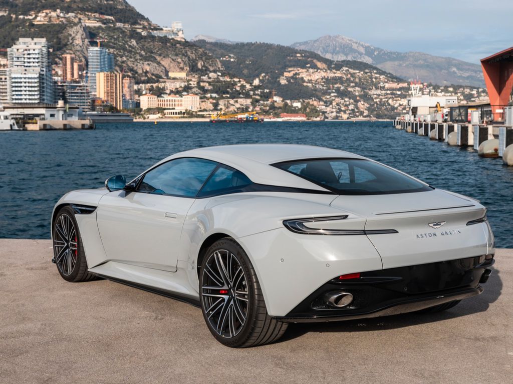 Aston Martin DB12 2025