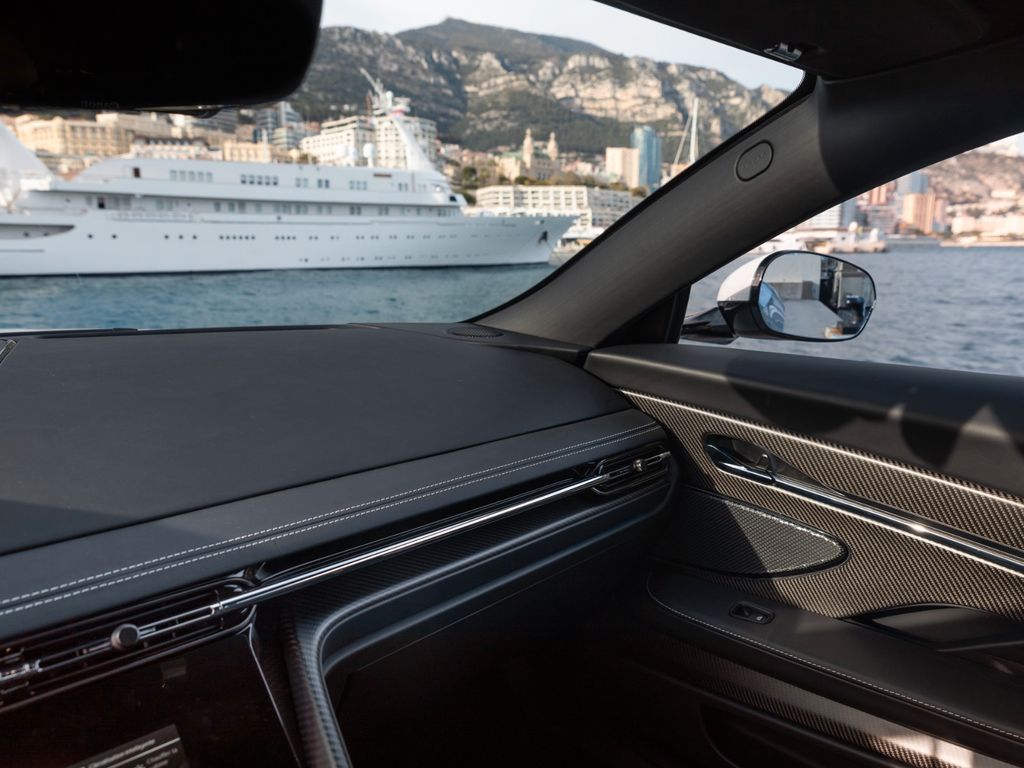 Aston Martin DB12 2025