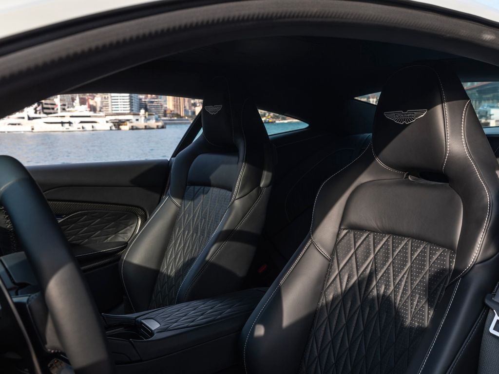 Aston Martin DB12 2025