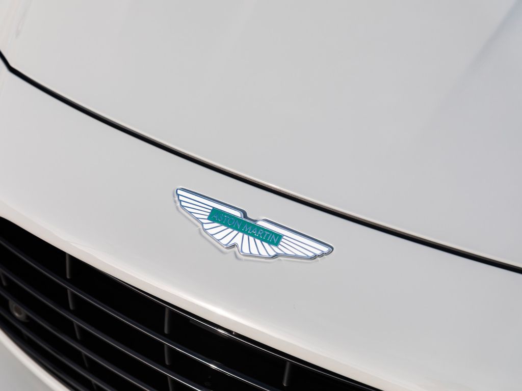 Aston Martin DB12 2025