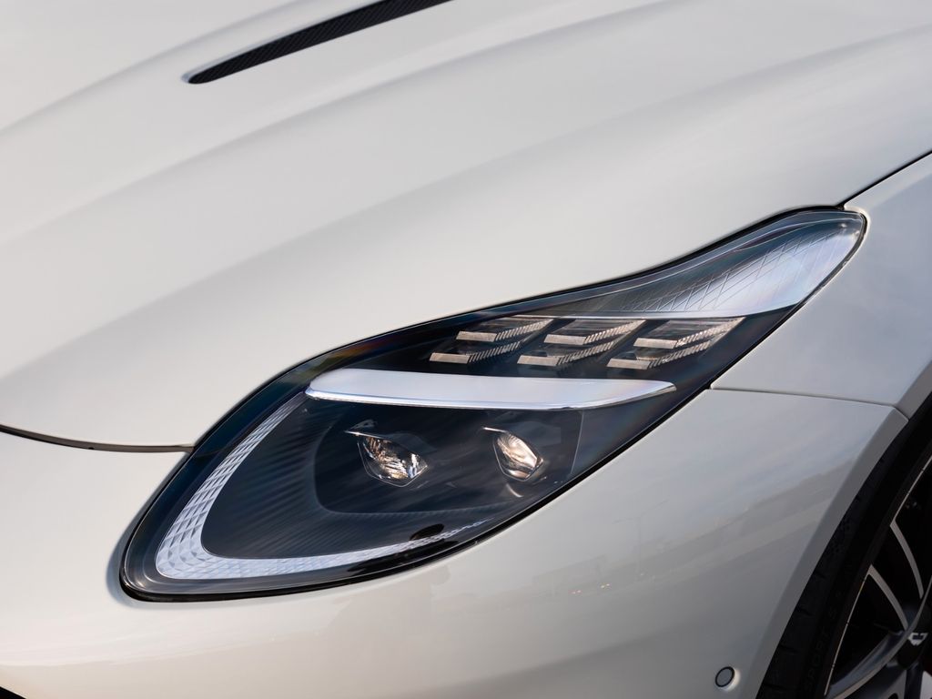 Aston Martin DB12 2025