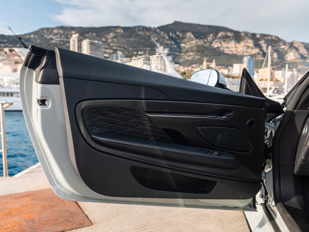 Aston Martin DB12 2025