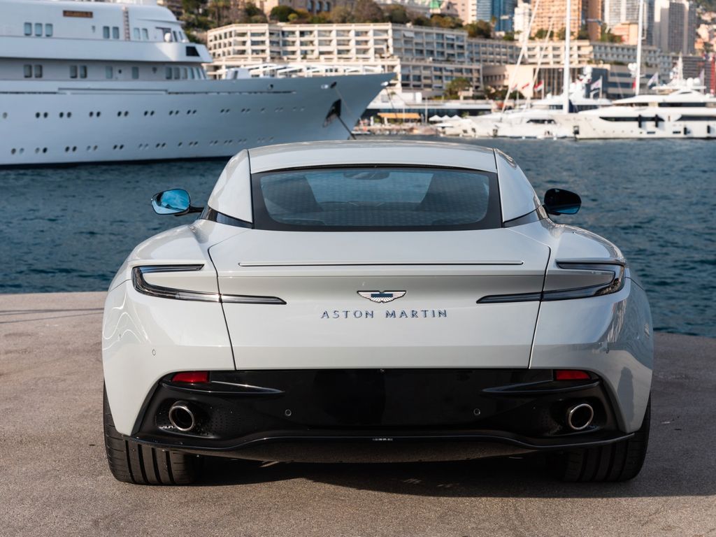 Aston Martin DB12 2025