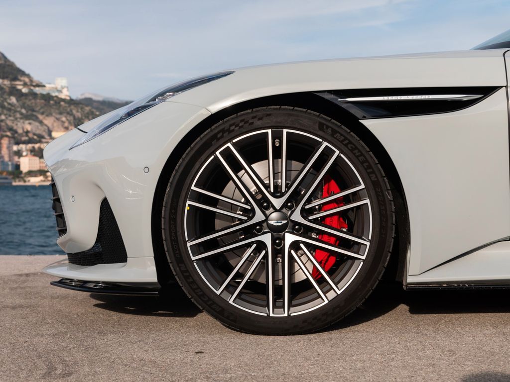 Aston Martin DB12 2025