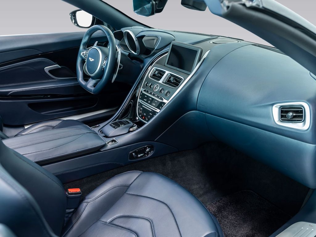 Aston Martin DBS 2020