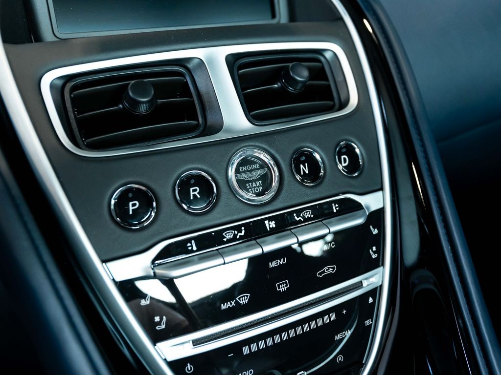 Aston Martin DBS 2020