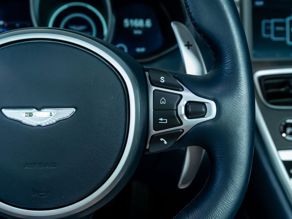 Aston Martin DBS 2020