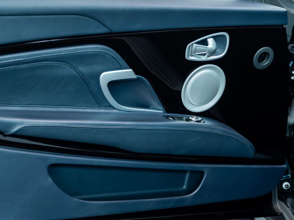 Aston Martin DBS 2020